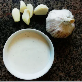 sos czosnkowy