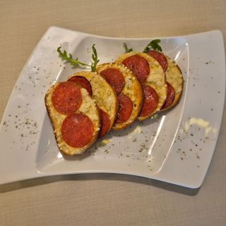 Pieczywo czosnkowe z serem i kiełbasą peperoni 4szt