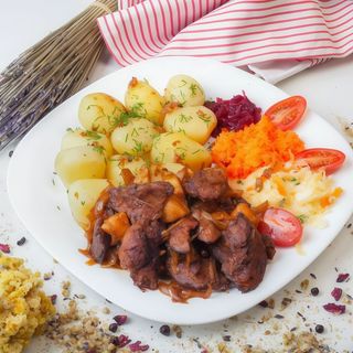 Wątróbka drobiowa z jabłkiem i cebulką