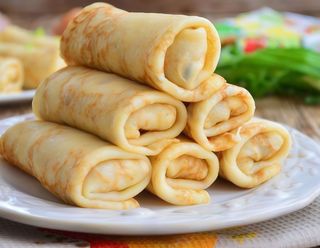 Naleśniki z pieczarkami, cebulką i sosem czosnkowym