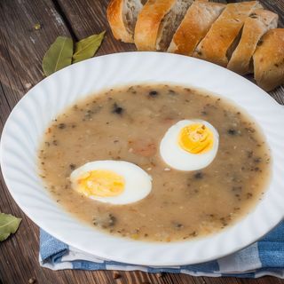 Żurek z jajkiem i kiełbasą