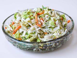 Surówka orientalna z białej kapusty