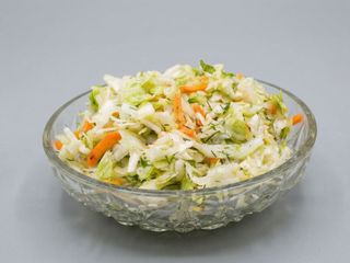 Surówka z białej kapusty