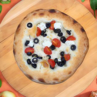 Focaccia z pomidorkami koktajlowymi, fetą i oliwkami