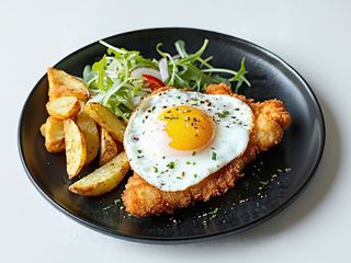 Pierś z kurczaka po wiedeńsku z jajkiem sadzonym