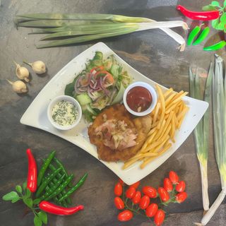 Kotlet schabowy z boczkiem i cebulą