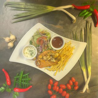 Filet z kurczaka panierowany podawany z szparagami 