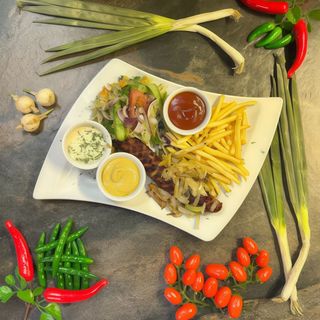 Kiełbaska z grilla z cebulką