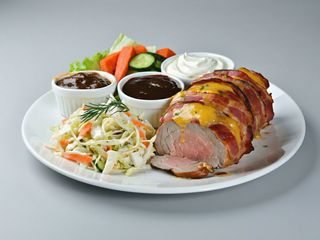 Polędwica wieprzowa zapiekana z serem i bekonem