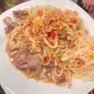 Udon smażony z wołowiną