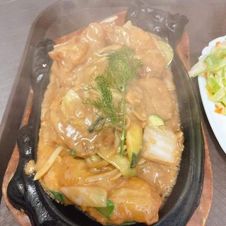 Ryba w maśle na gorącym półmisku