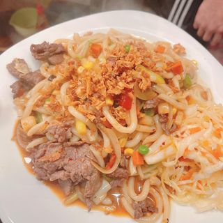 Udon smażony z wieprzowiną