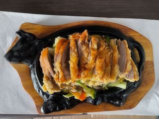 Kaczka na gorącym talerzu