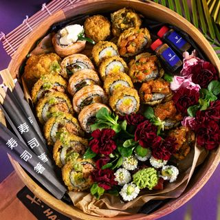 Golden Crunch Set 28 chrupiących kawałków sushi