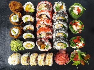 #Set nr 4. 27 kawałków sushi + surówka cabbage salad