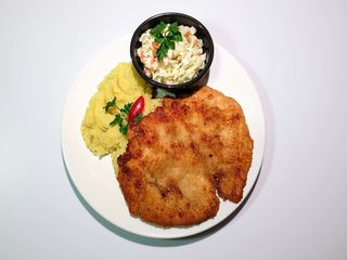 Sznycel drobiowy z ziemniakami i surówką coleslaw + zupa