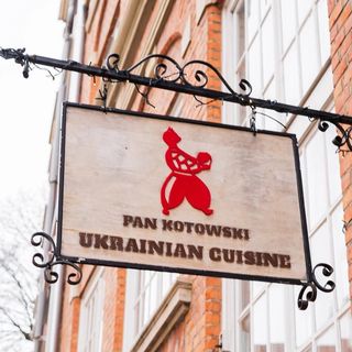 Sałatka wegańska z awokado, karmelizowanym batatem i bakłażanem 