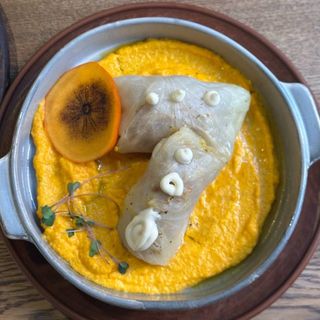 Gołąbki mięsne z wędzoną słoniną w kiszonej kapuście