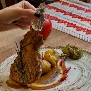 Antrykot wieprzowy na kości (grill)