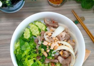 Sałaty i buliony wieprzowina ( thit than )