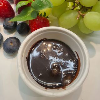 Owoce i sos czekoladowy do naleśników 