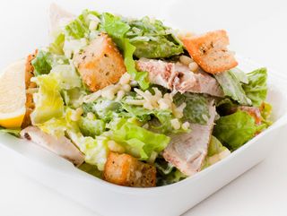 Sałatka cezar z kurczakiem i boczkiem