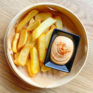 Frytki z sosem