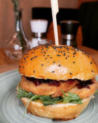 Szamot Burger z Kozim Serem