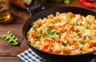 Ryż smażony z warzywami i kurczakiem 400g