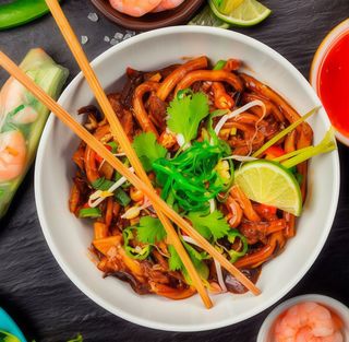 Makaron złoty po wietnamsku z warzywami i tofu