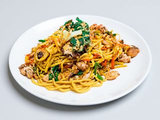 Makaron złoty po wietnamsku z warzywami