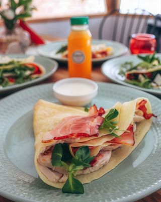 Naleśnik z kurczakiem i bekonem