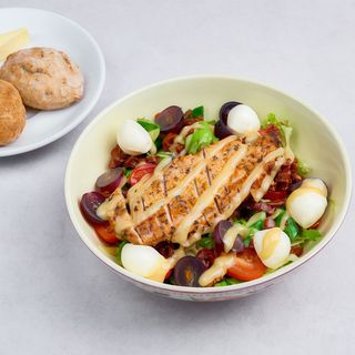 Sałatka ogrodnika z grillowanym kurczakiem