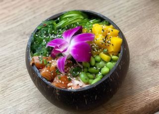 Poke bowl z łososiem sriracha mayo