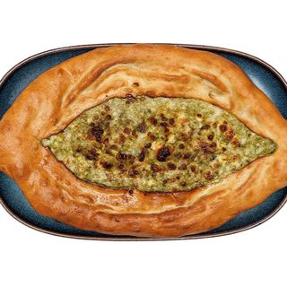 CHACZAPURI Z PESTO BAZYLIOWO-KOLENDROWYM