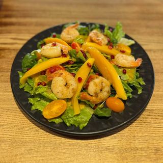 Sałatka z krewetkami, mango i granatem