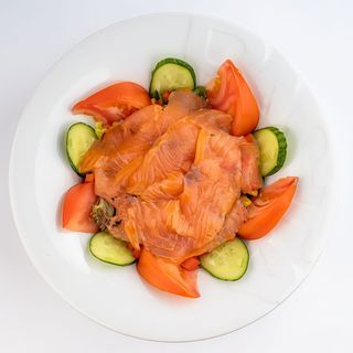 Sałatka z wędzonym łososiem 350g