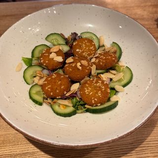 Sałatka z panierowanym Camembertem