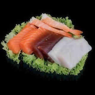 SASHIMI Z ŁOSOSIA, TUNCZYKA, MASLANEJ, KREWETEK 8SZT. 