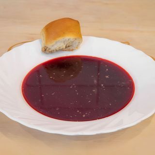 Barszcz z pasztecikiem