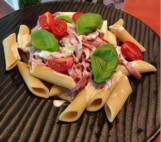 PENNE Z SOSEM GORGONZOLA SZYNKĄ I BEKONEM 550 GR.