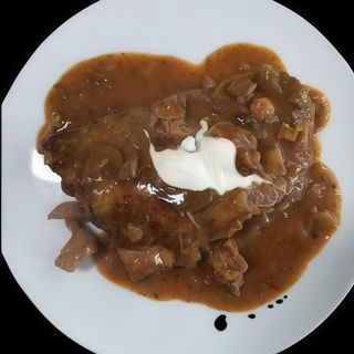 Placek z gulaszem i zestawem surówek