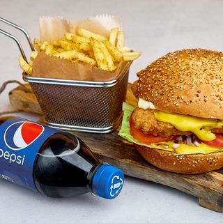 Kurczak Wypas + średnie frytki + Coca-Cola 0.5 L