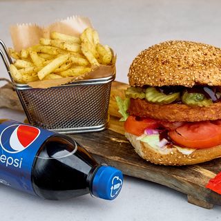 Wegański Wypas + średnie frytki + Coca-Cola 0.5 L