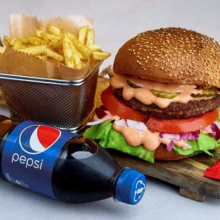 Klasyczny Wypas + średnie frytki + Coca-Cola 0.5 L