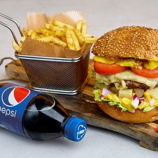 Hawajski wypas + średnie frytki + Coca-Cola 0.5 L