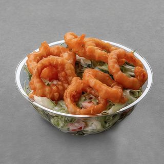 Sałatka z krążkami cebulowymi