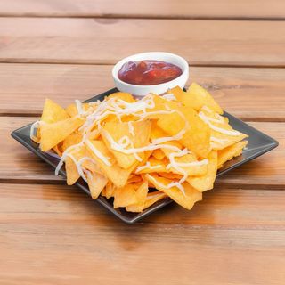 Nachosy zapiekane serem