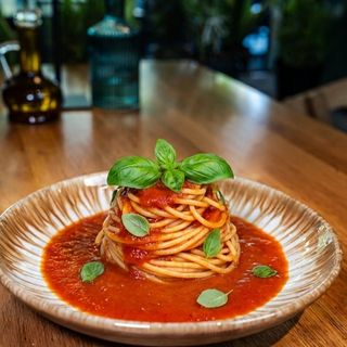 Spaghetti con salsa di pomodori dolci