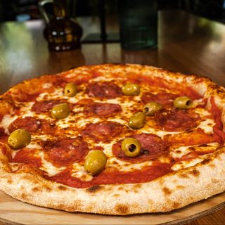 Pizza Olive Verdi e Salame